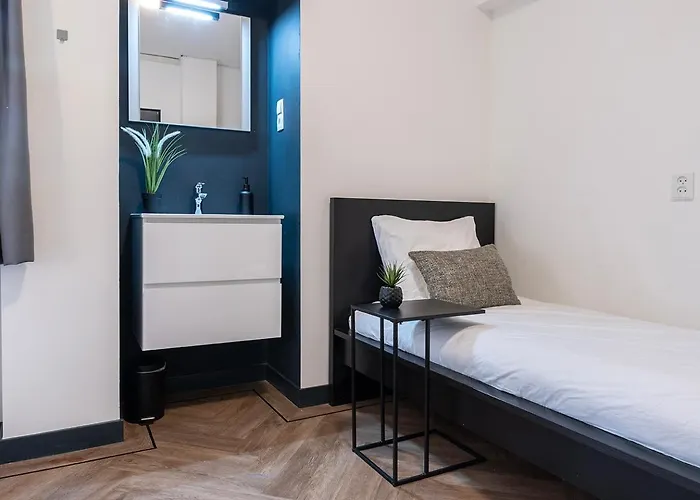 Cozy W Shared Kitchen, Fast Wifi Near Station *