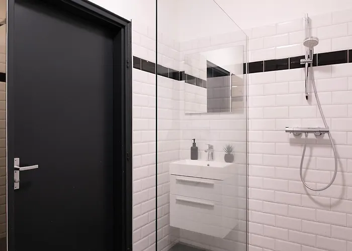 بيت للعطل Cozy W Shared Kitchen, Fast Wifi Near Station