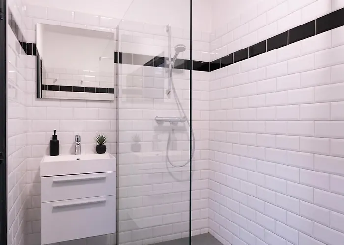 بيت للعطل Cozy W Shared Kitchen, Fast Wifi Near Station *